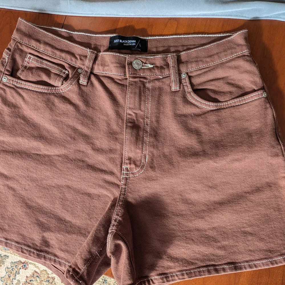 Just Black Women's Brown Shorts - Picture 1 of 2